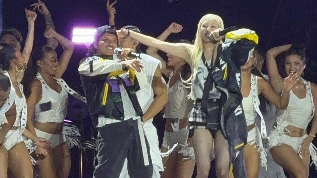 Bruno Mars e Rosé, cantando o hit “APT.” no show do BLACKPINK no domingo, 13. (Foto: Reprodução, X).